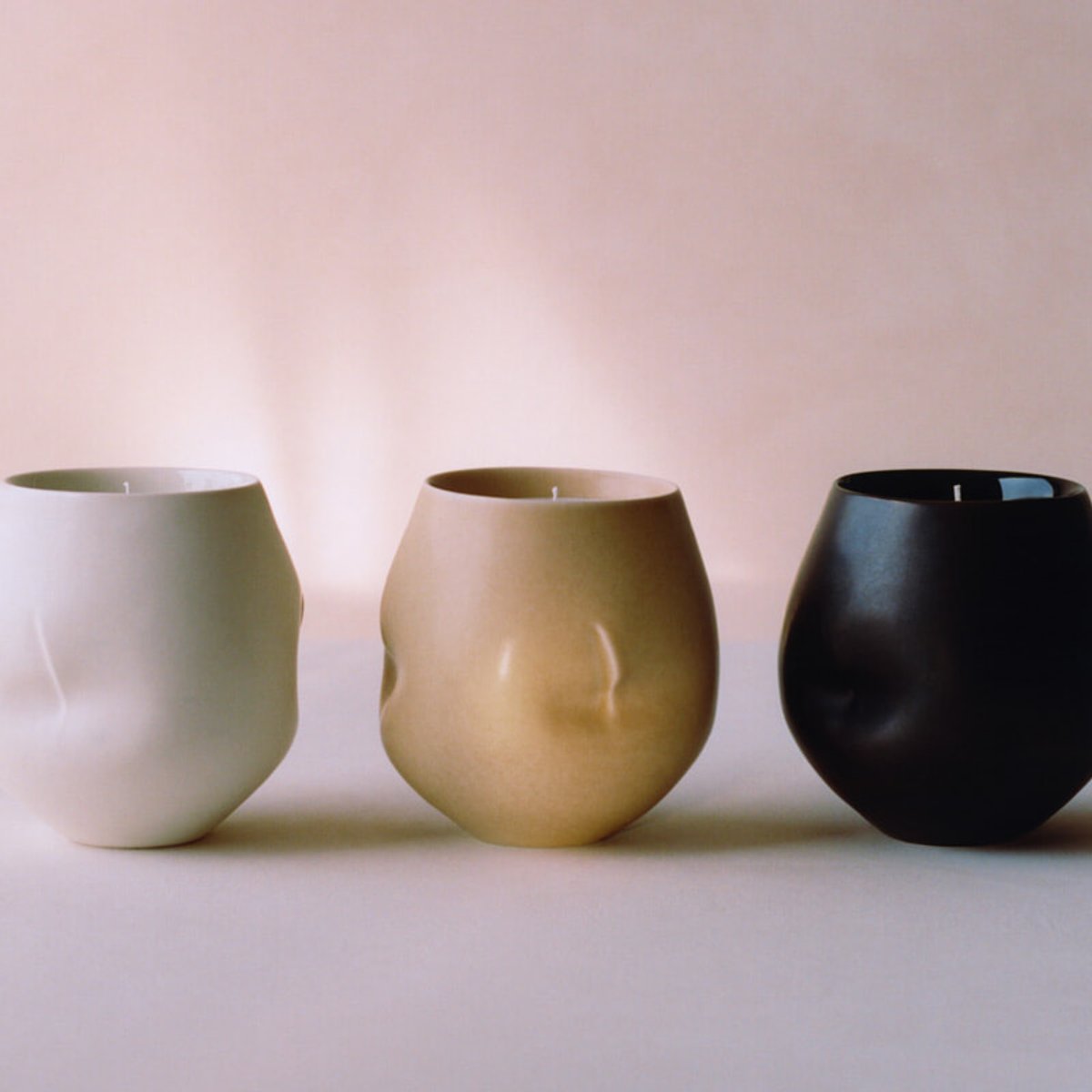 【テクラ】サラ・フリンの器に収めたキャンドルコレクションで、香りの展開を開始。