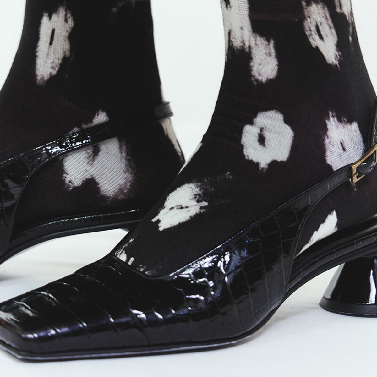 タビオとアキラナカのグラフィカルなソックスで、足元からおしゃれを楽しむ。