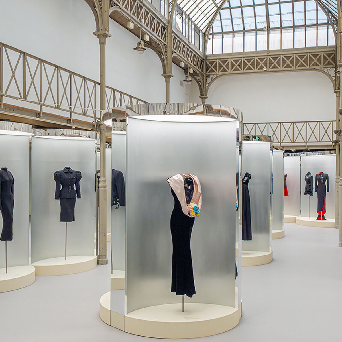 モードファン必見、伝説のアライア2003年コレクションに焦点を当てた展覧会へ。