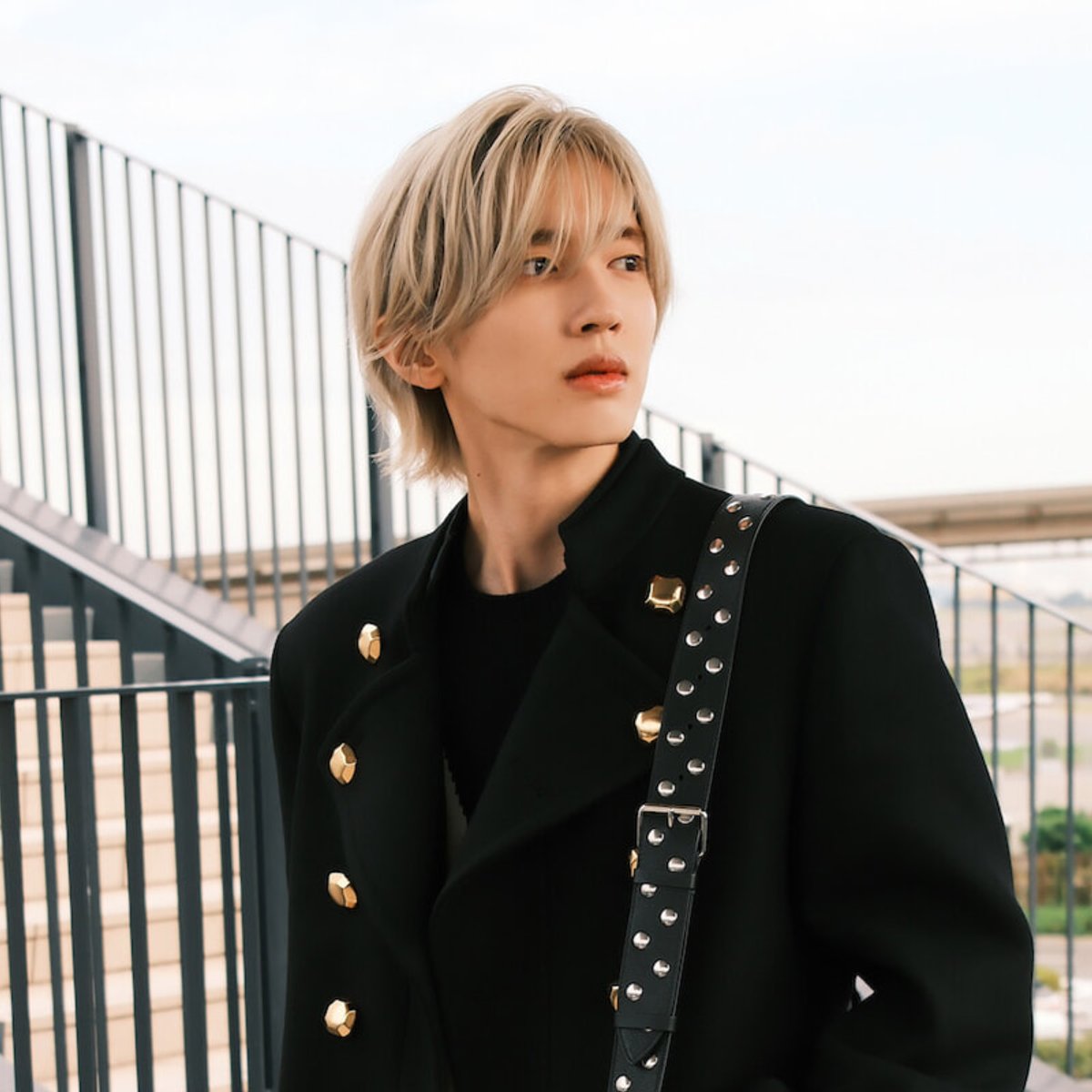 道枝駿佑が再びパリへ。ブラックコートの麗しいエアポートスタイルを披露。