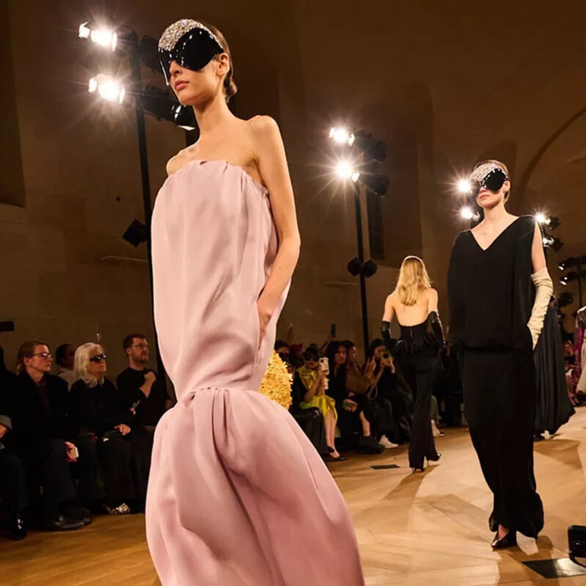 【メーガン夫人、アン・ハサウェイ、PP Kritらが祝福】ピエールパオロ・ピッチョーリが大成功を収めた、バレンシアガ初のショー。