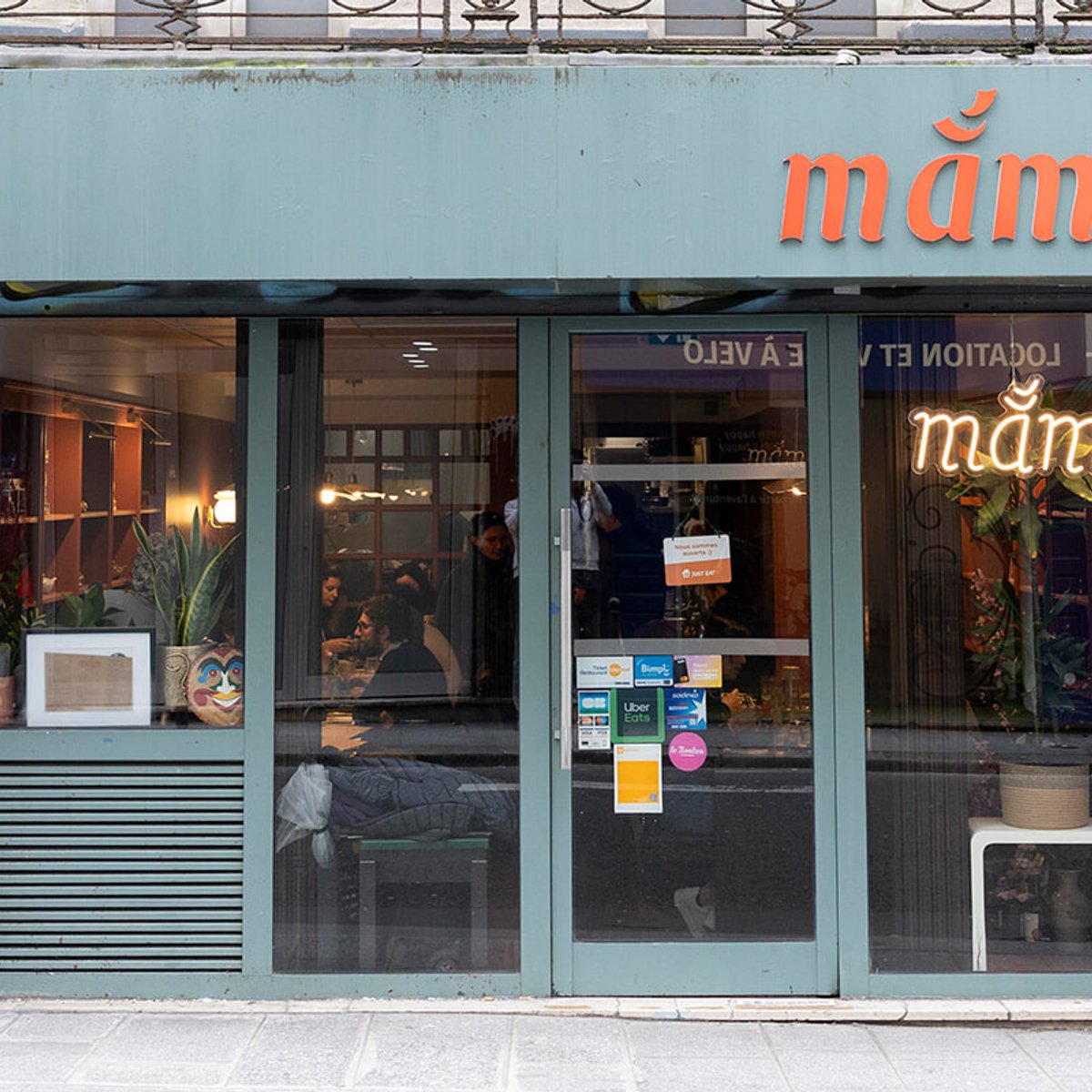 【パリ エスニック料理】淡いブルーが目印の「マム」で、ベトナム＆仏の厳選食材を使ったオーセンティックメニューを。