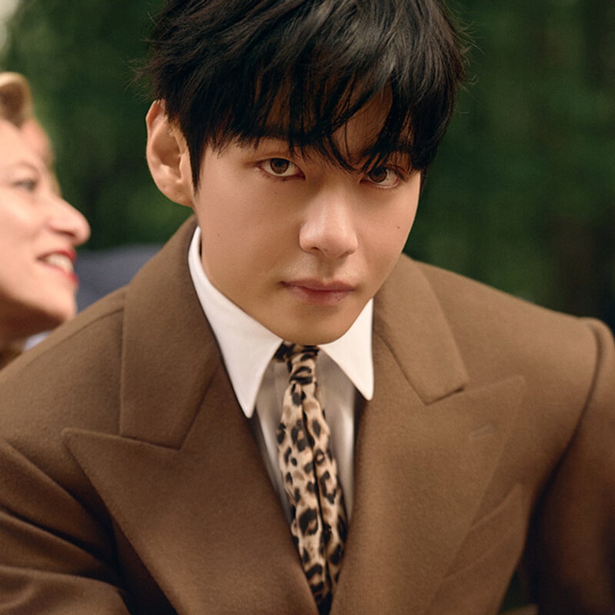 【BTSのV、TWS、MEOVVナリンの来場スタイルをチェック！】セリーヌ2026年サマーコレクションが定義する、新パリジェンヌのファッション哲学。