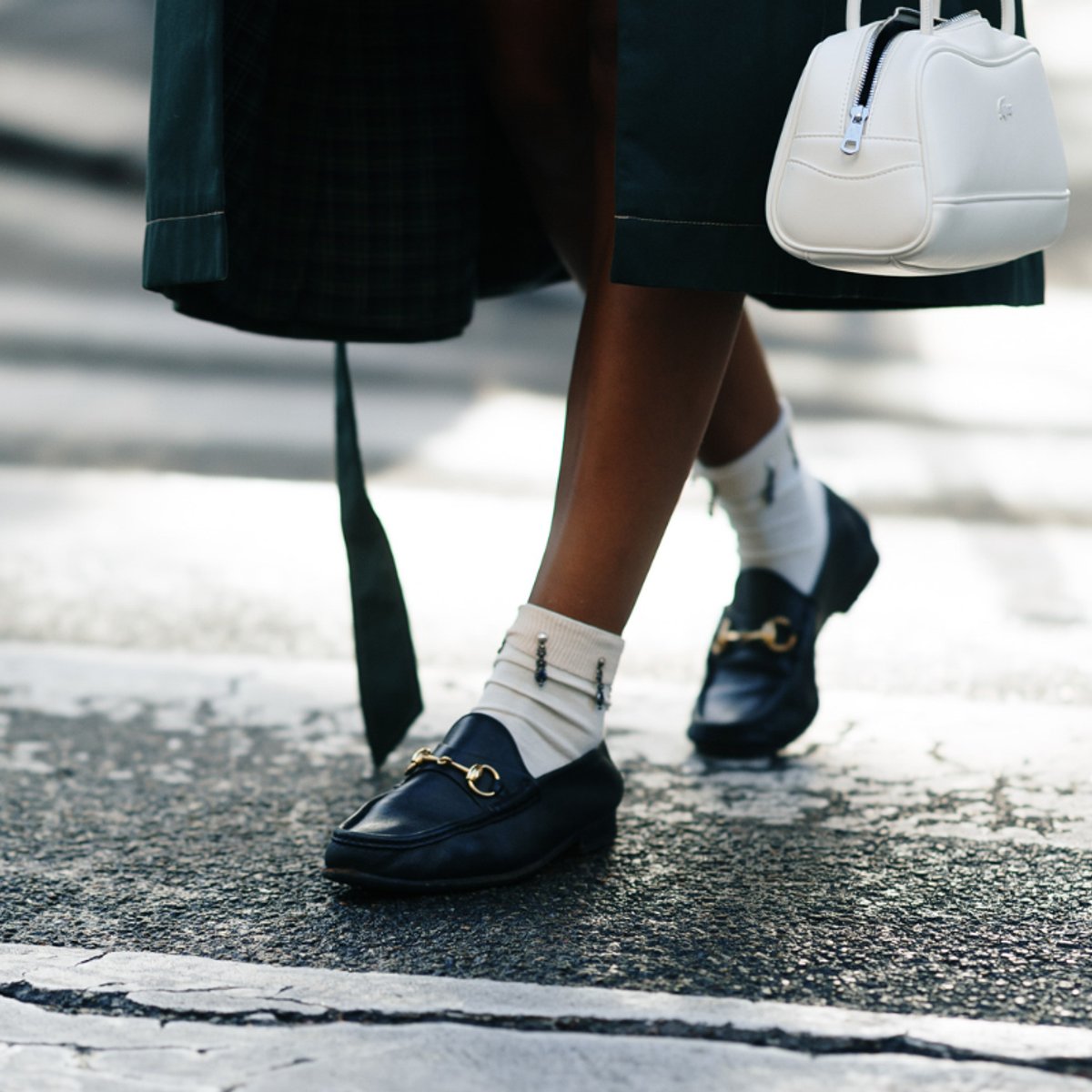 今年ローファーはどう履く？ 秋の海外コーデ7選｜ハイブランドからクラフト系まで。【世界のリアルクローズスナップ】