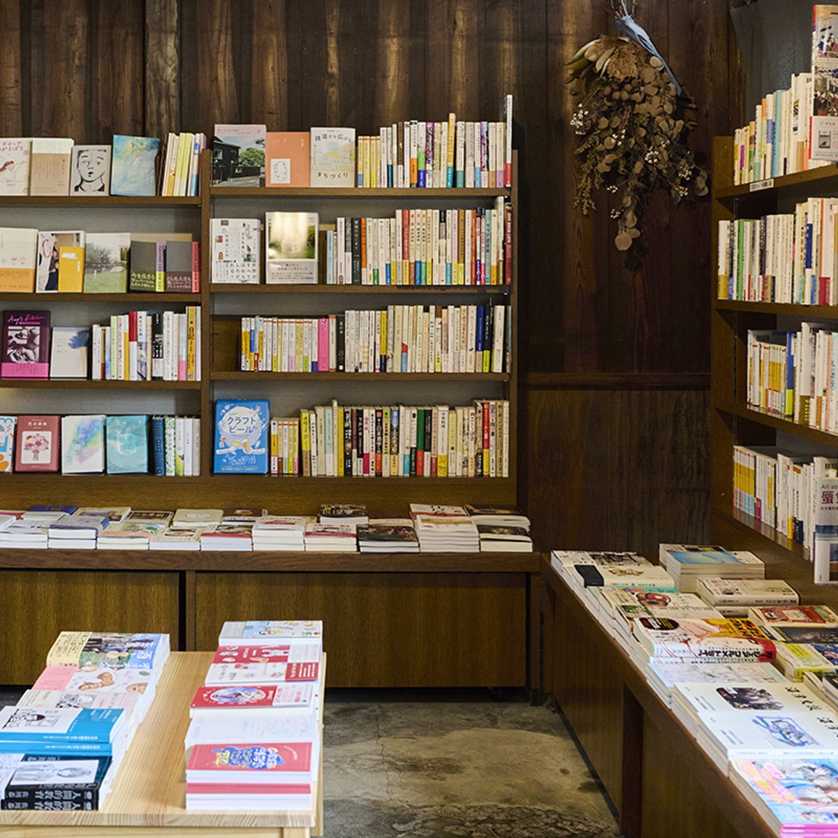 沼津散策で立ち寄りたい、築70年超の建物をDIYした書店で本とクラフトビールを楽しむ。