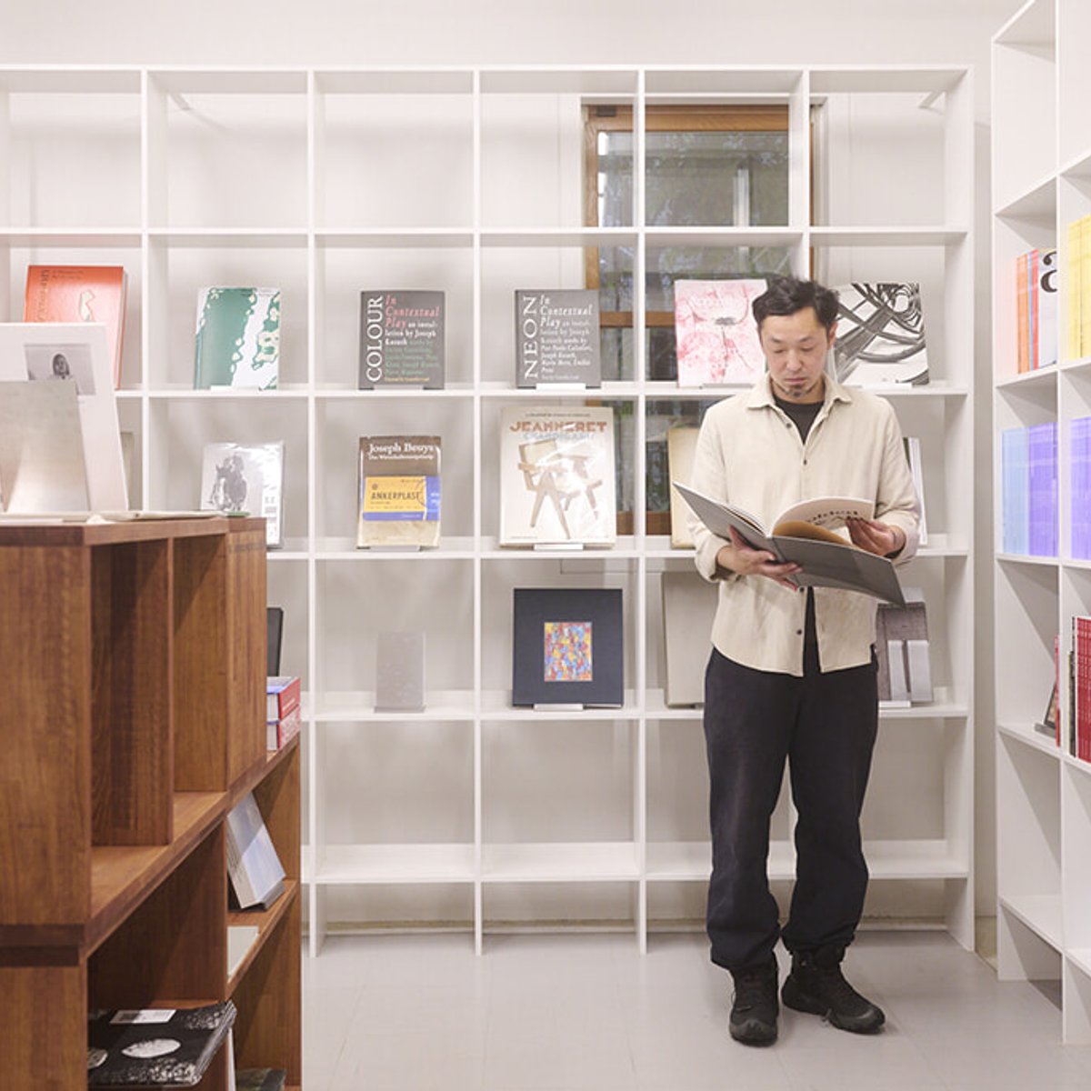 クリエイターが集う外苑前の「新建築書店」で体感する、建築とアートの融合空間。