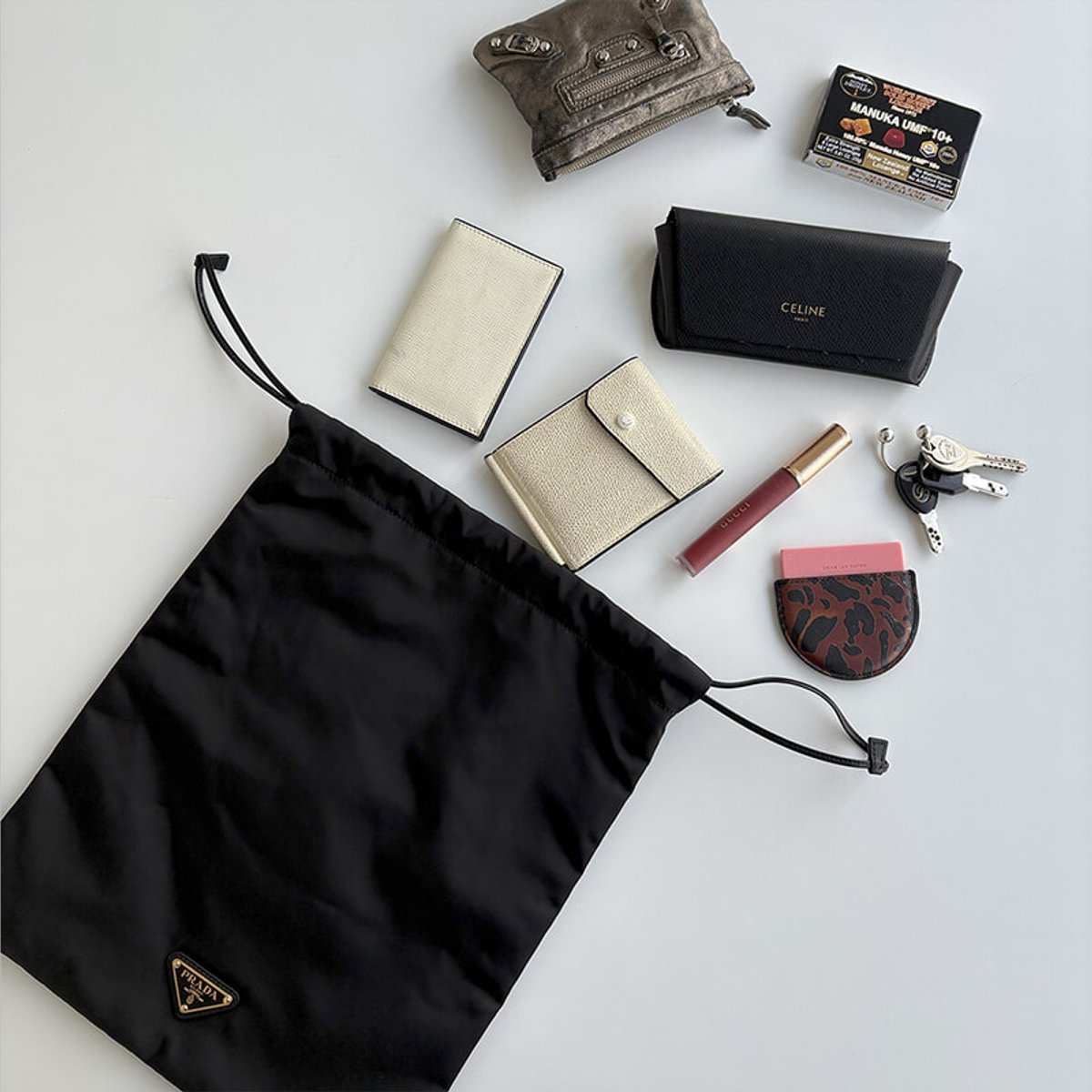 プラダが教えてくれる、二面性のエレガンス。