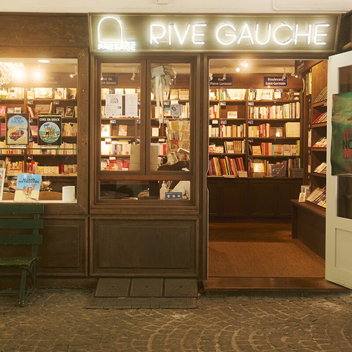 まるでパリの街角、市ヶ谷の東京日仏学院内の個性派書店で旅する気分を味わう。