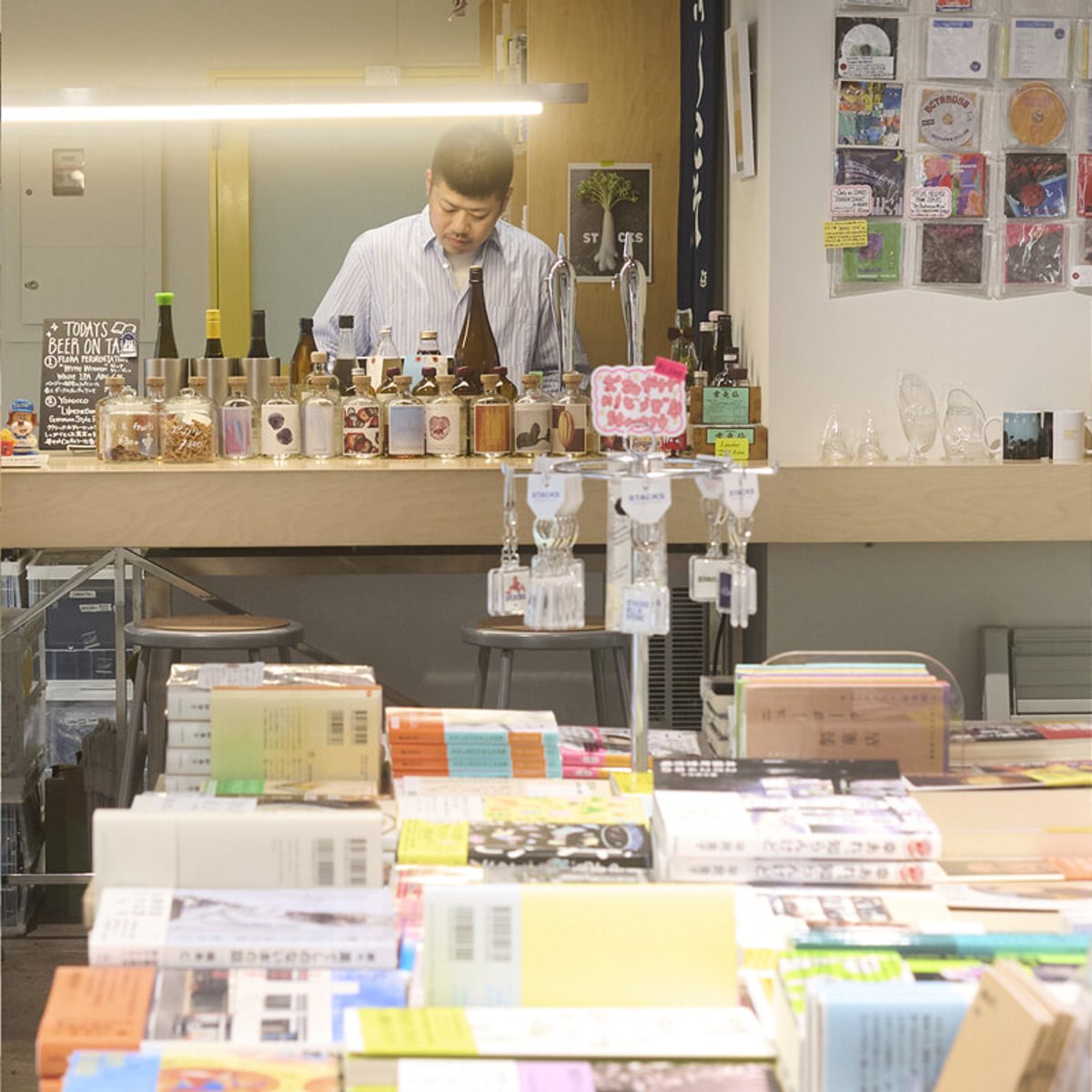 神保町に新風！ 本もワインも出会いも楽しめるカルチャースポット的書店へ。