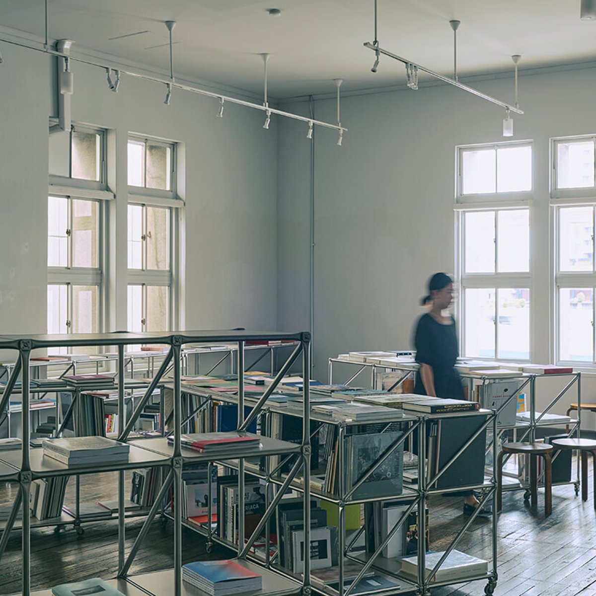 大人のひとり旅は、小さな本屋を目的に！ 本に囲まれ、静かなひとときを過ごせる国内書店10選。