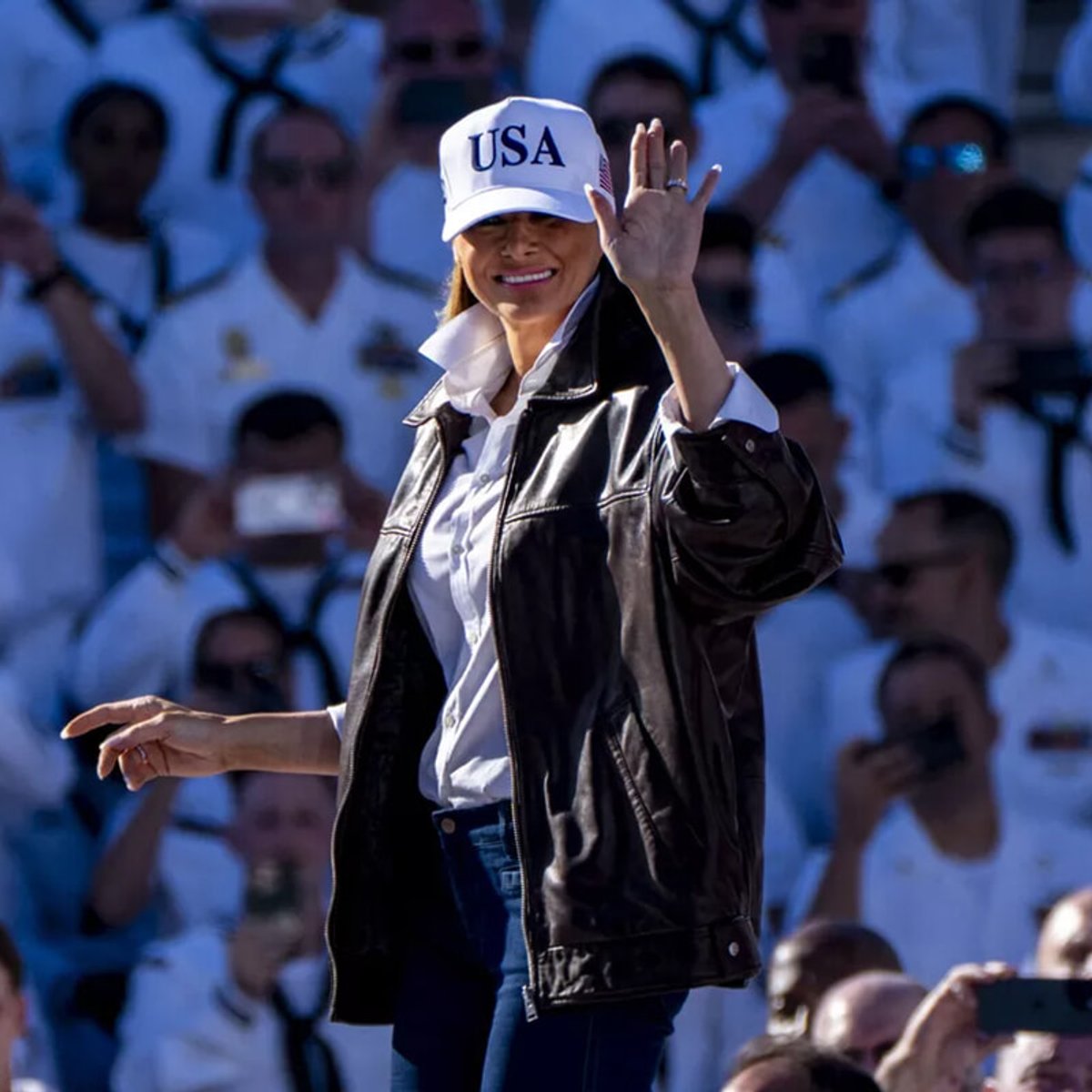 メラニア・トランプ夫人、「トップガン」スタイルで海軍基地を訪問し話題に。