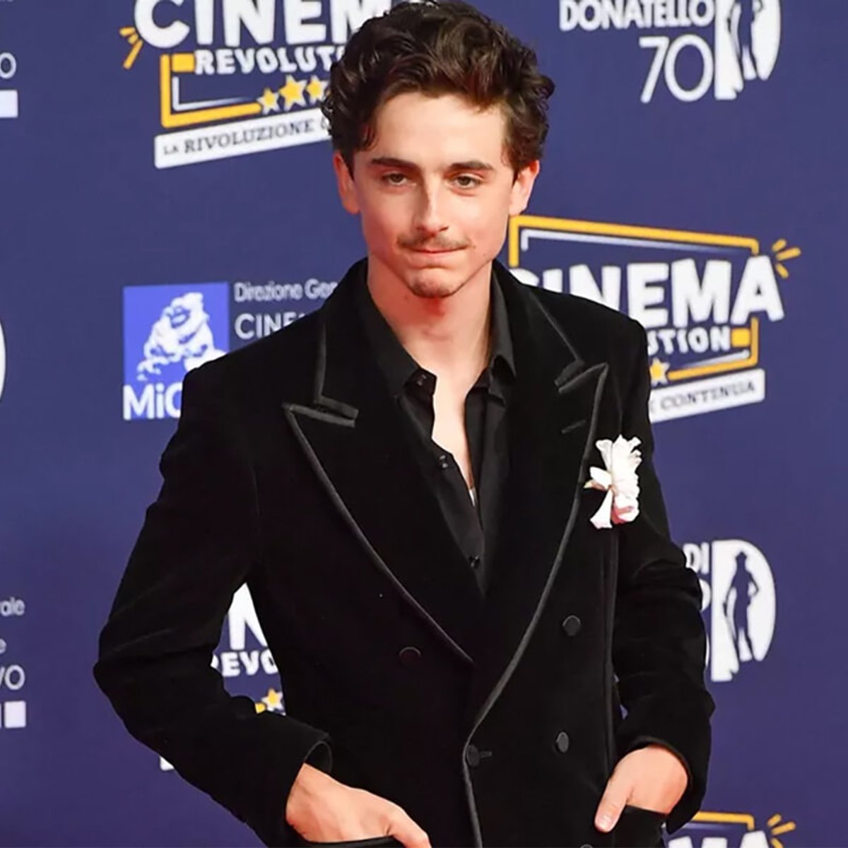 カーリーヘアはもう終わり！？ティモシー・シャラメが坊主頭を披露 。