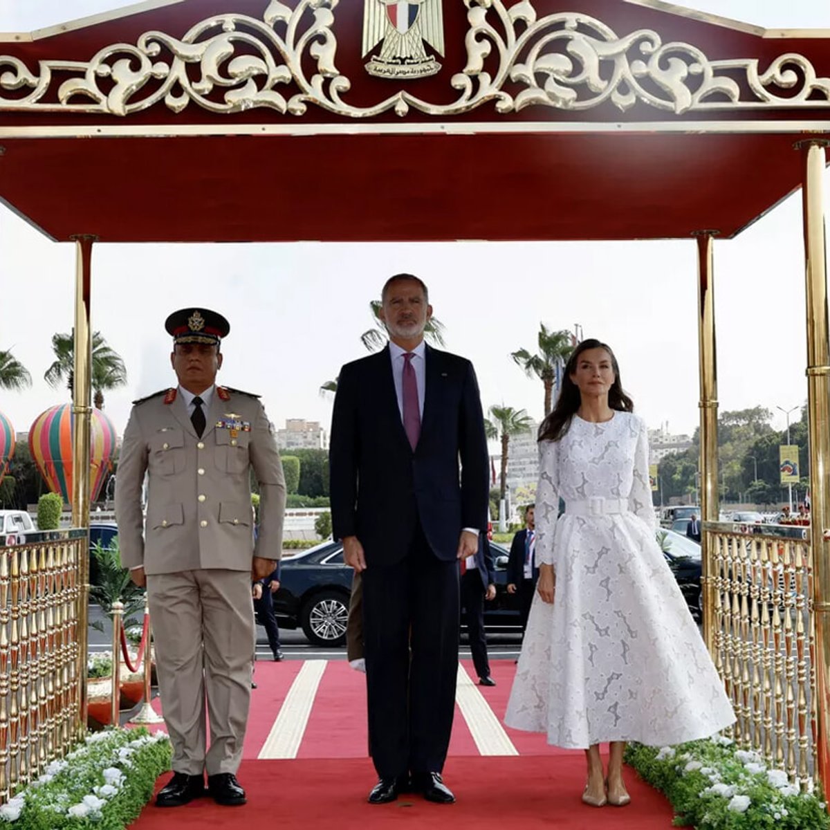 スペインのレティシア王妃、エジプト訪問で魅せた白コーデに称賛の声！ 国王フェリペ6世との気品あふれるスタイルとは？