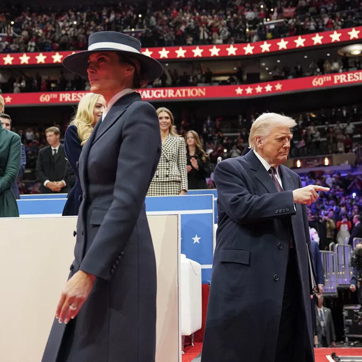 メラニア夫人が大きな帽子で顔を隠すように……カメラを避けるような姿に込められたメッセージ。