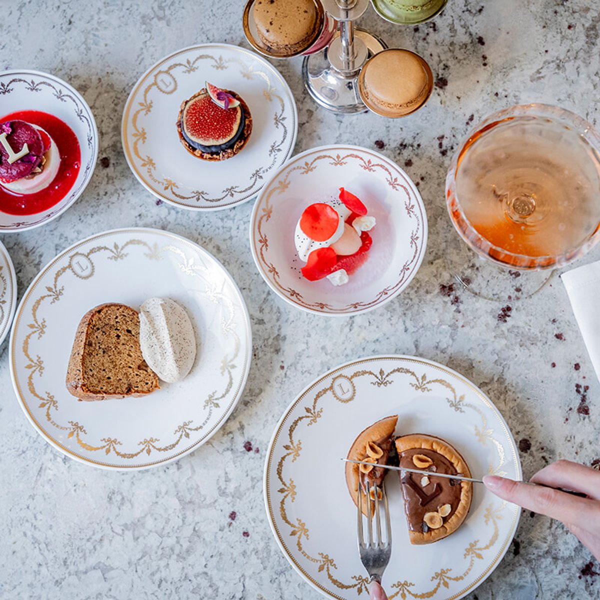 パリのラデュレ シャンゼリゼ店のティータイムにご招待！