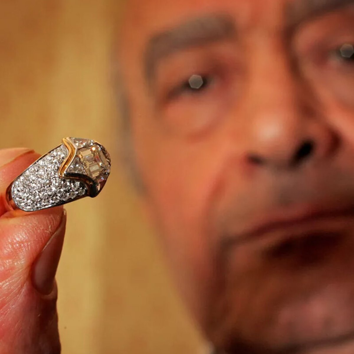 ダイアナ妃をめぐる謎。悲劇的な事故の夜に身に着けていた「指輪」から解く。