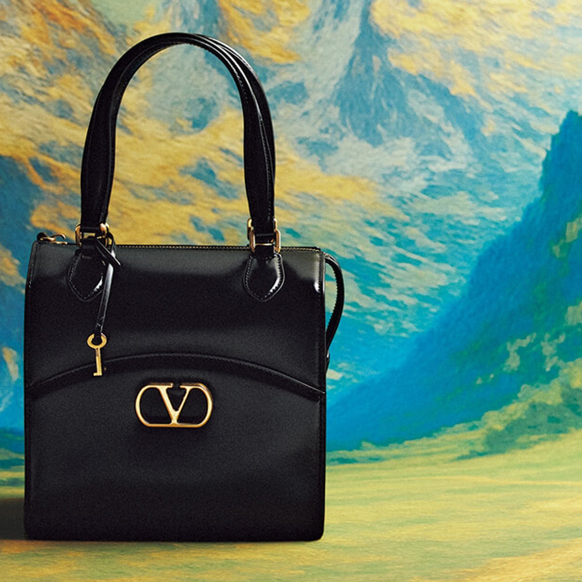 【ヴァレンティノのバッグ】ボックス型のフォルムとクラシックな佇まいで魅了。