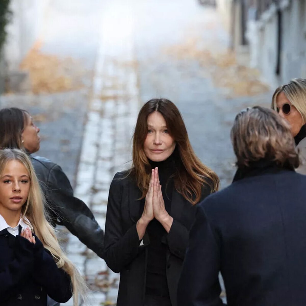 仏・サルコジ元大統領が刑務所へ……カーラ・ブルーニら家族が集結し見送った。