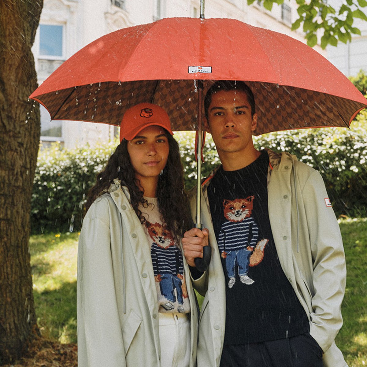 【メゾン キツネ×ハンター】初のコラボは、レインスタイルをパリジャンシックに再解釈。