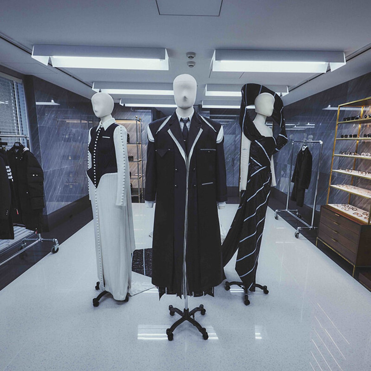 トム ブラウン銀座旗艦店グランドオープン。メットガラ衣装の特別展示が開催中！