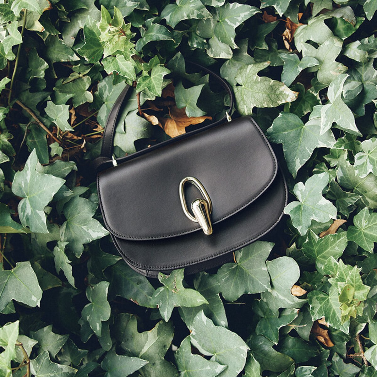 【ジョルジオ アルマーニのバッグ】あらゆるシーンに寄り添う、モダンな逸品。