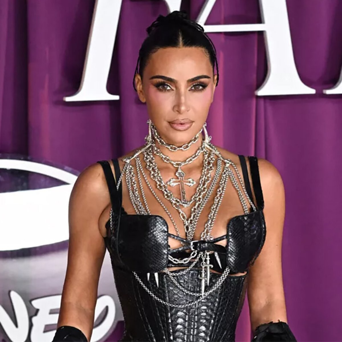 キム・カーダシアン、ロンドンでレザー製コルセットドレスを纏い再びセンセーションを巻き起こす。
