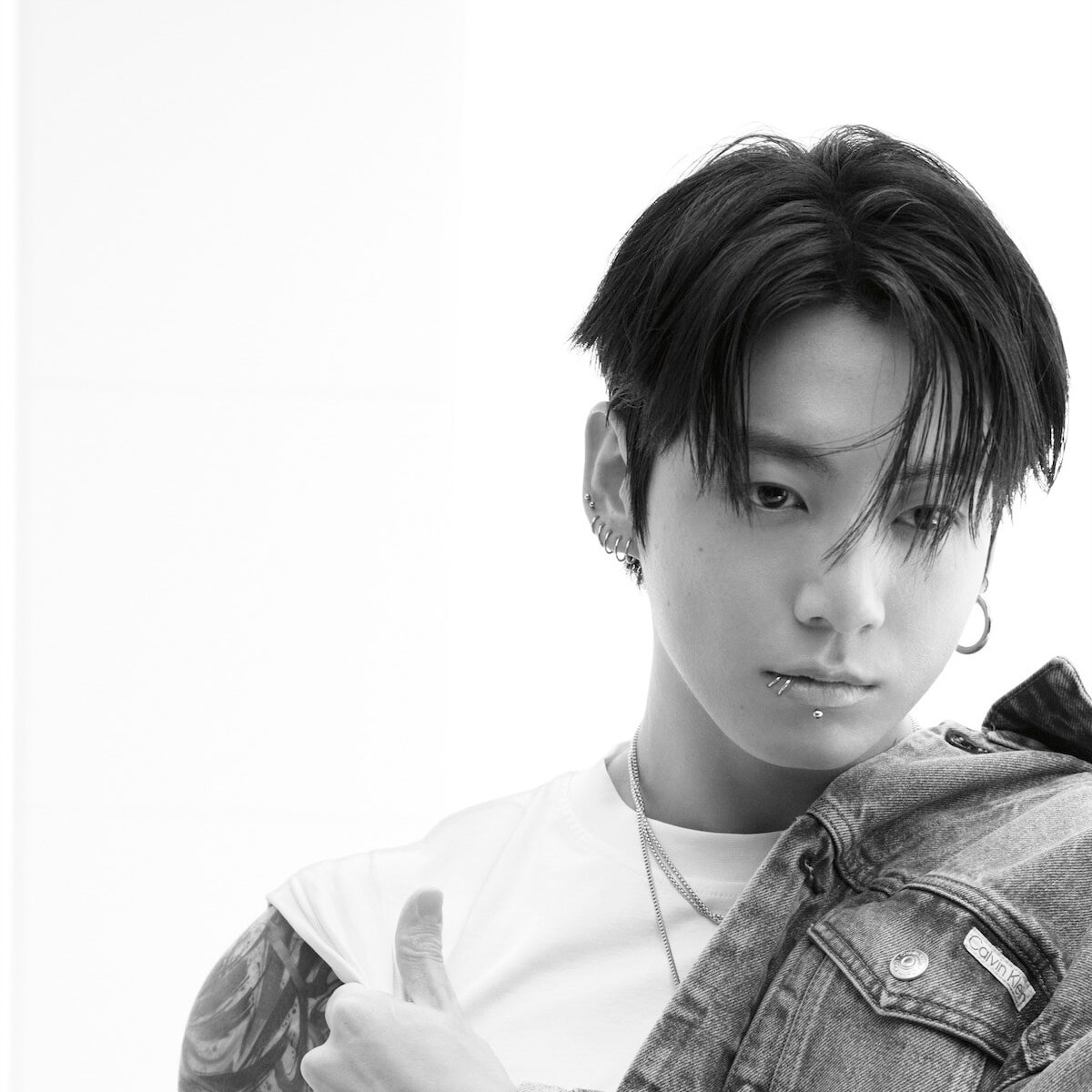 自然体の色香を放つ、BTS ジョングクのデニムスタイル。