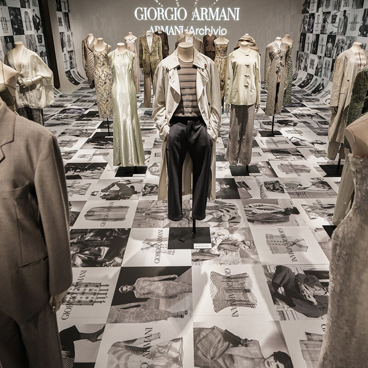 【ジョルジオ アルマーニ】50年の軌跡を辿る、貴重なアーカイブ作品を銀座で展示。