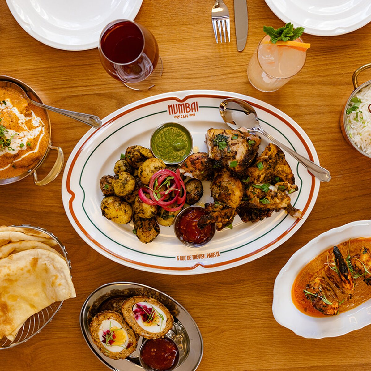 【パリ】インディアン・アール・デコの店内。ムンバイ・カフェは、朝から晩までおいしく辛く！