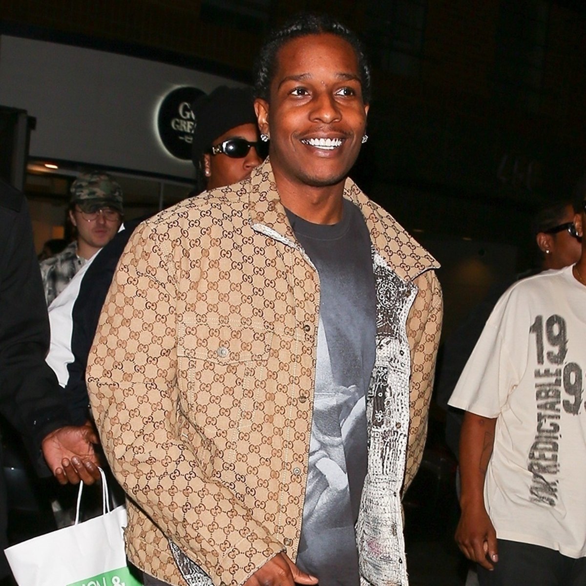 超富裕層の間で大流行している「日本の刺繍アーティスト」のジーンズとは？