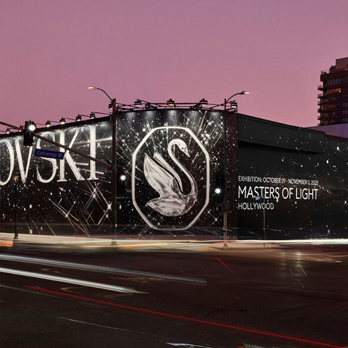 ディズニーやマーベルのキャラクターも！ スワロフスキーが130周年を祝した巡回展をLAで開催。