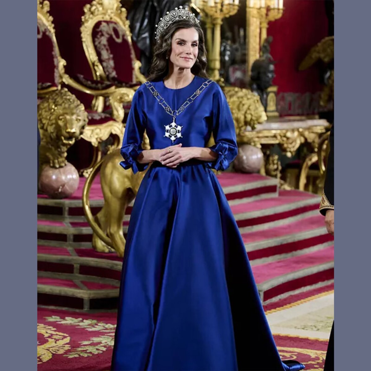 ロイヤルブルーのドレスを身にまとい、カルティエの象徴的なティアラを身に着けたレティシア王妃が美しすぎる！