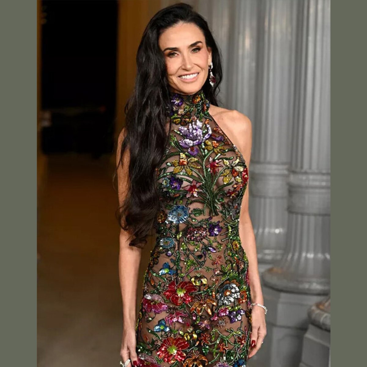 62歳のデミ・ムーア、アート+フィルムガラに登場したシースルードレス姿に注目。