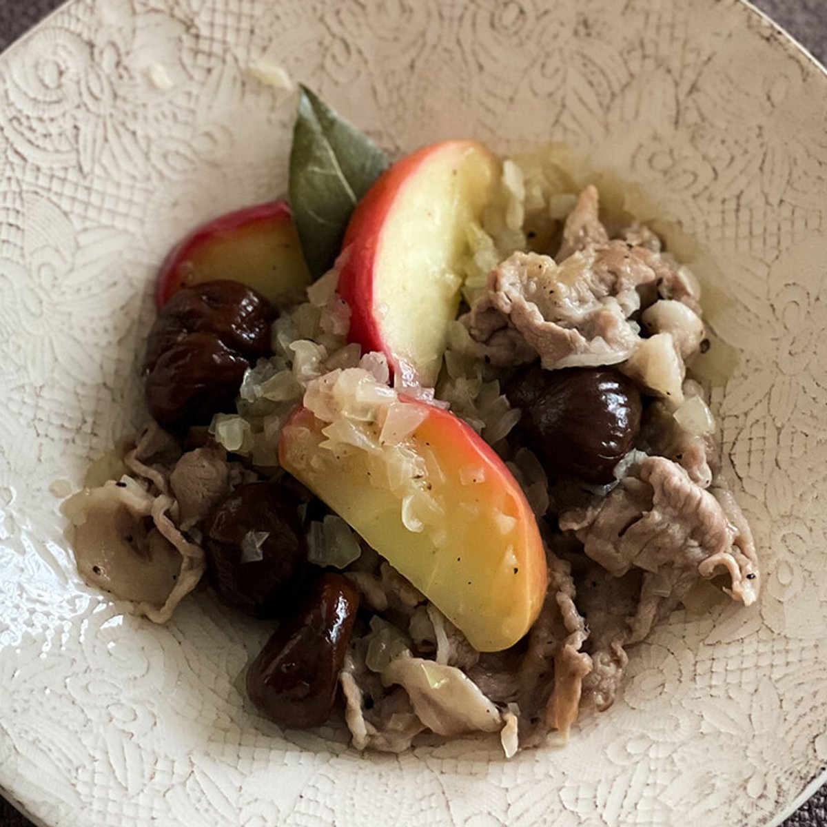 冬に備えて潤いを。豚肉とリンゴ、甘栗の白ワイン煮込み。