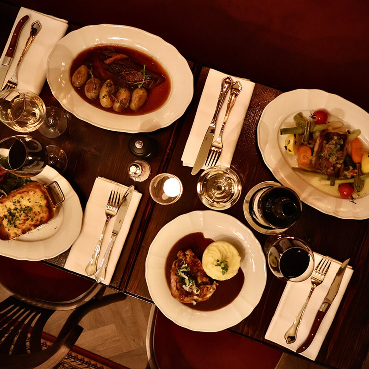 モンマルトル最古のレストラン、19世紀末にタイムスリップしてパリ旅行の思い出に。