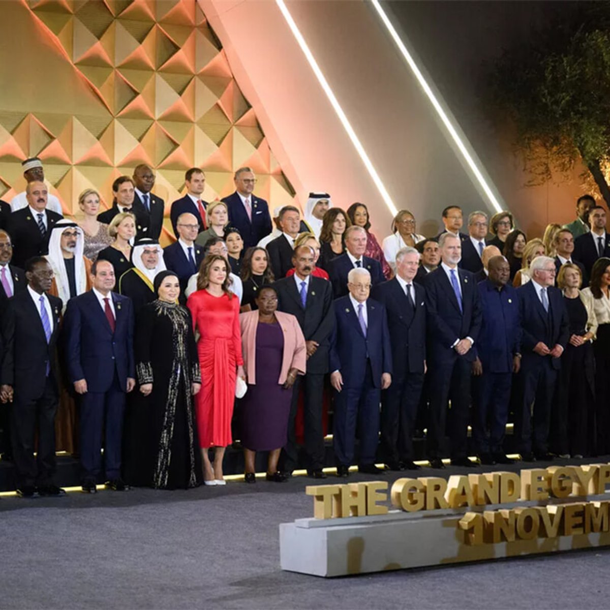 「ファラオの風格？」王族たちの大エジプト博物館開館式典での装いが話題に。