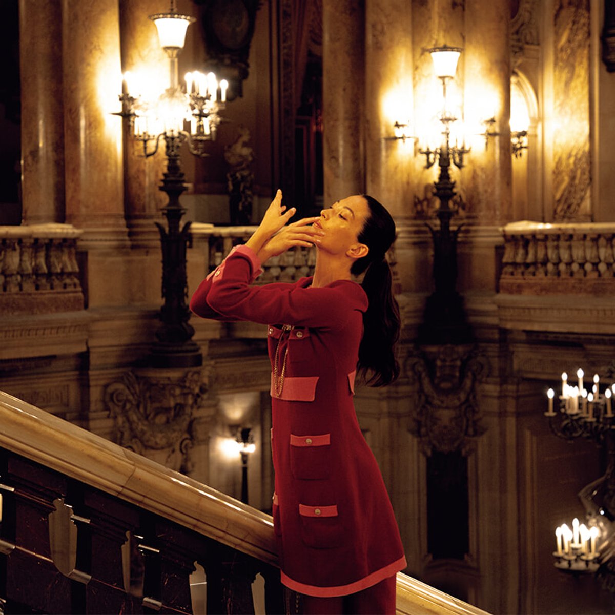 オニール八菜、シャネルを纏いパリ・オペラ座で舞う。