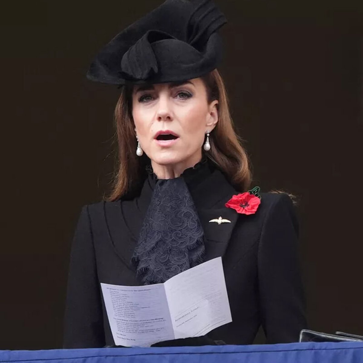 キャサリン皇太子妃をはじめ、英国王室メンバー追悼式典に参列。重々しくも神聖な雰囲気をカメラが捉えた。