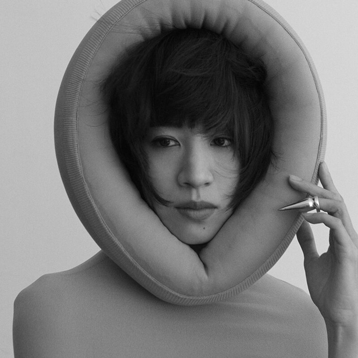 俳優の石橋静河、自由なシルエットで身体美を表現する。