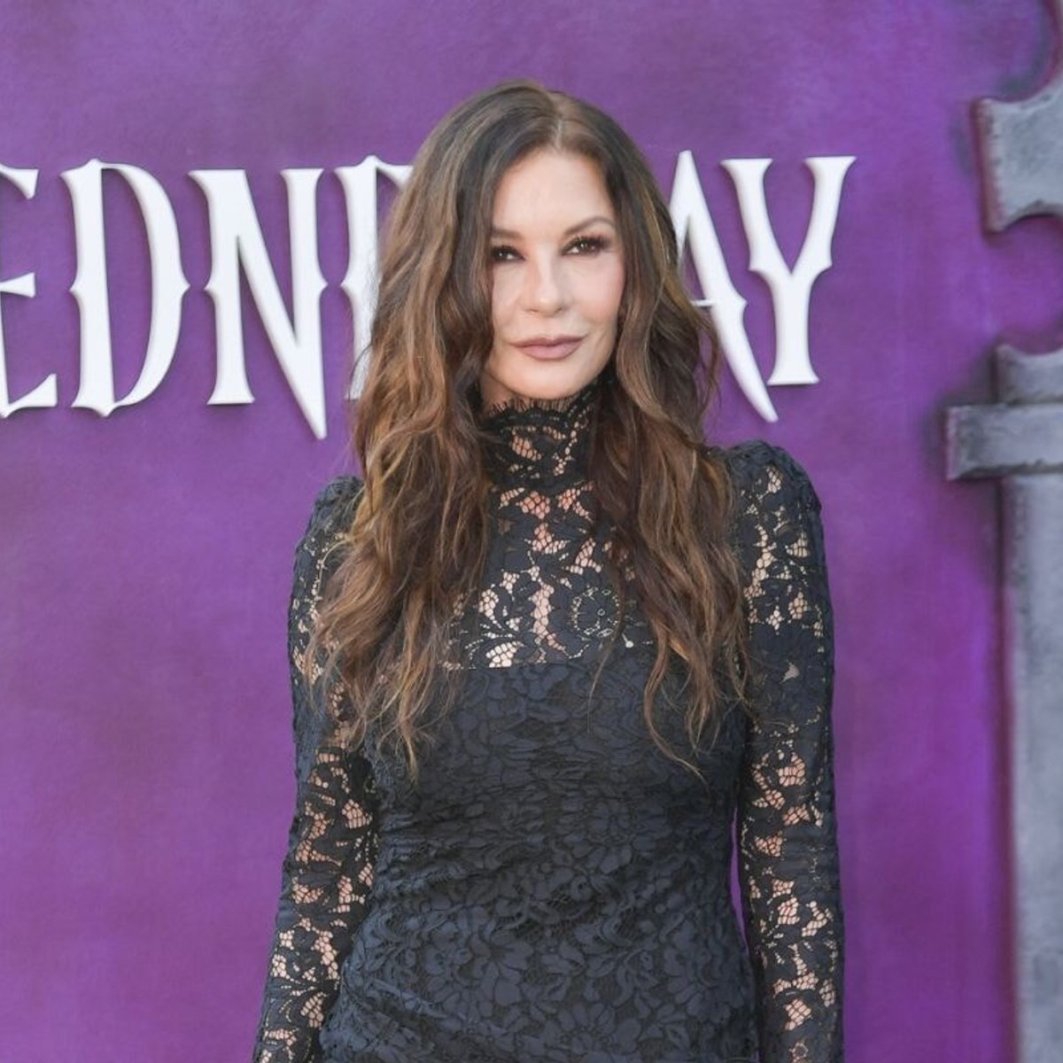 56歳のキャサリン・ゼタ＝ジョーンズ、美しすぎるミニスカドレスでゴシックの魅力を再定義！