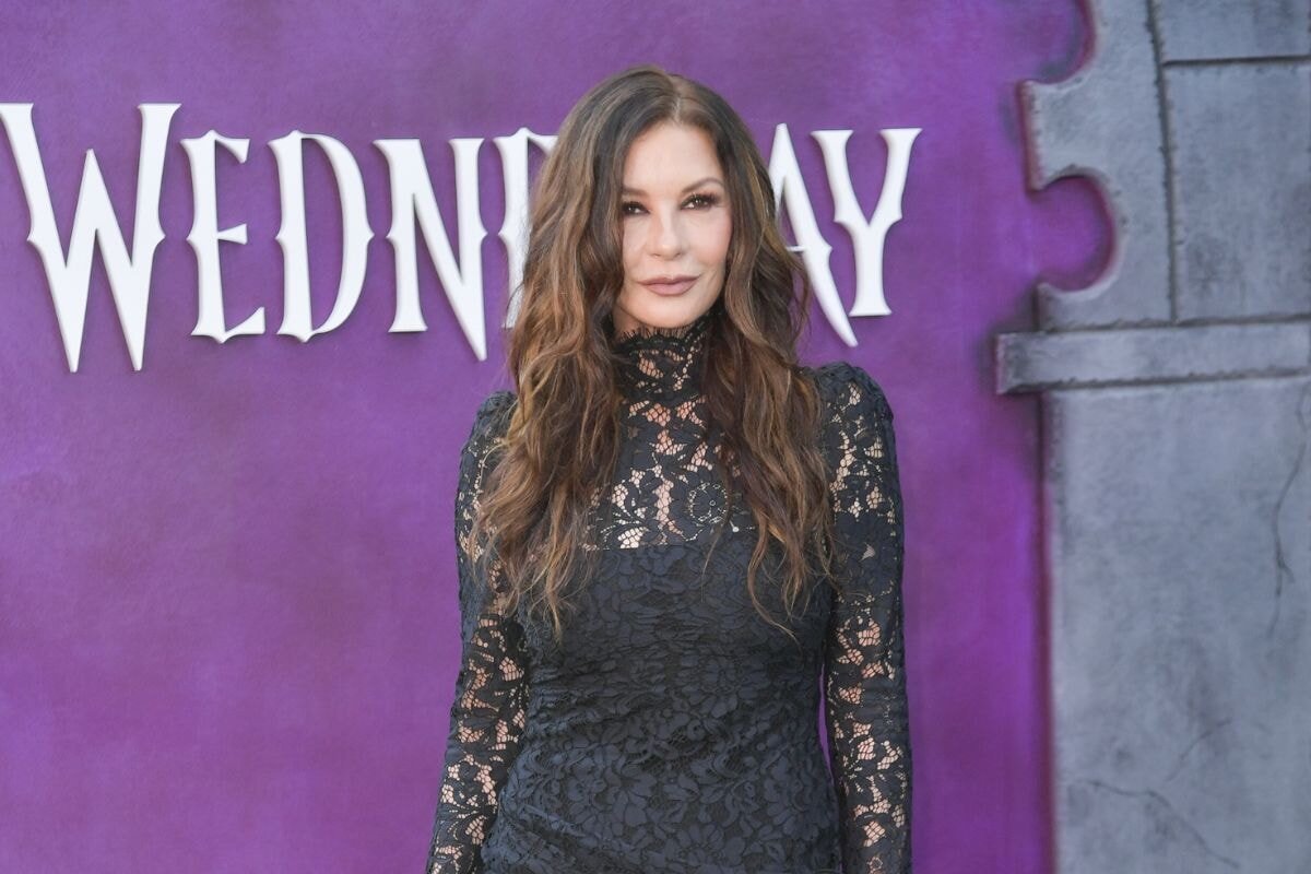 56歳のキャサリン・ゼタ＝ジョーンズ、美しすぎるミニスカドレスで