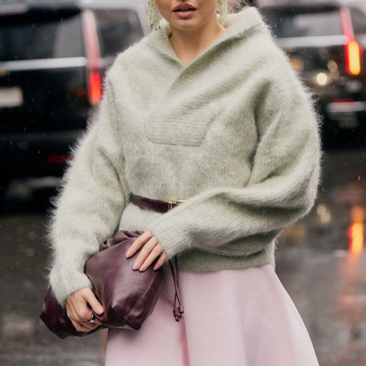 【海外スナップ】大人に似合う、モヘアのニット・カーディガンの着こなし7選