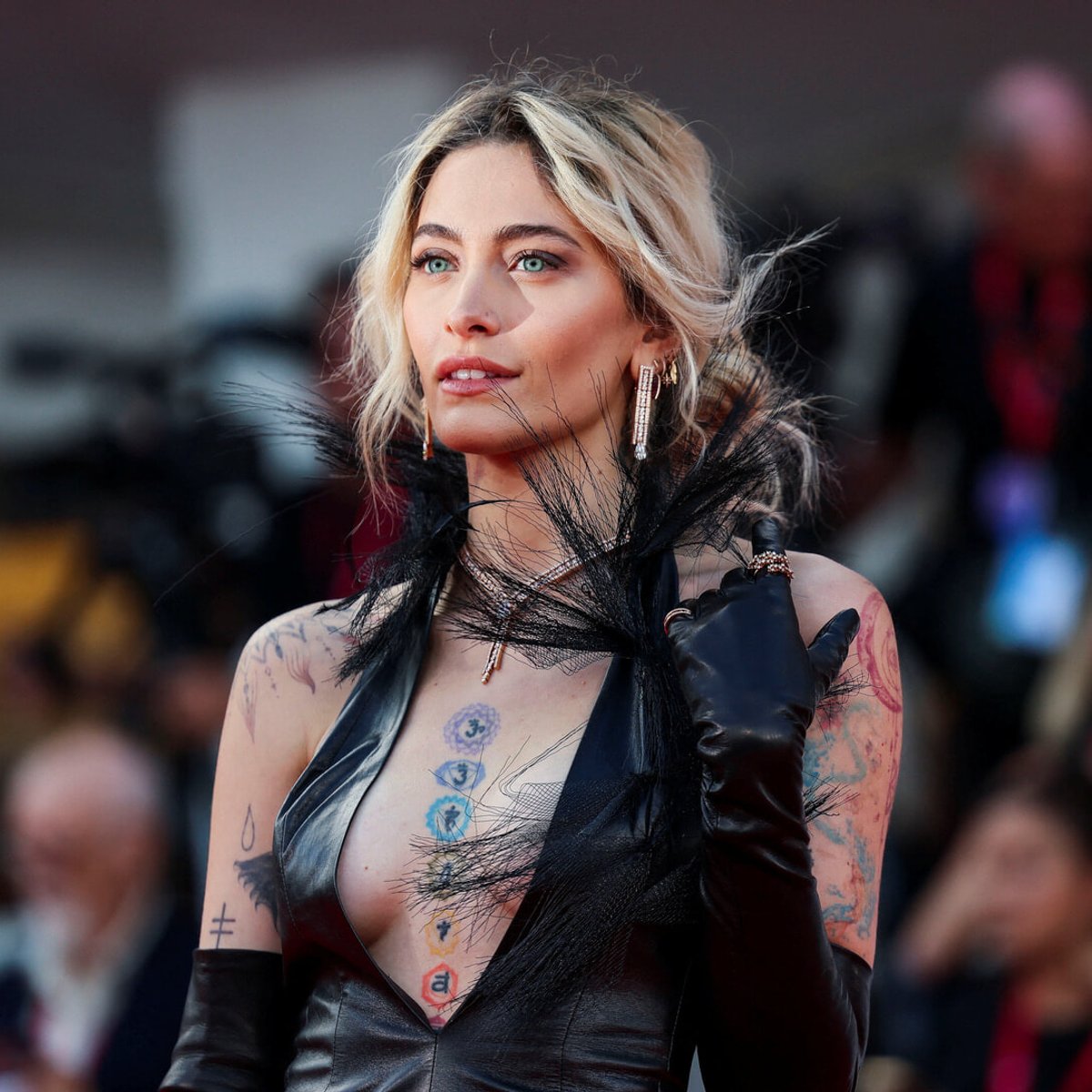 「鼻中隔に穴が開いている」 マイケル・ジャクソンの愛娘パリス、過去のアルコールとヘロイン依存がもたらした苦悩とは？