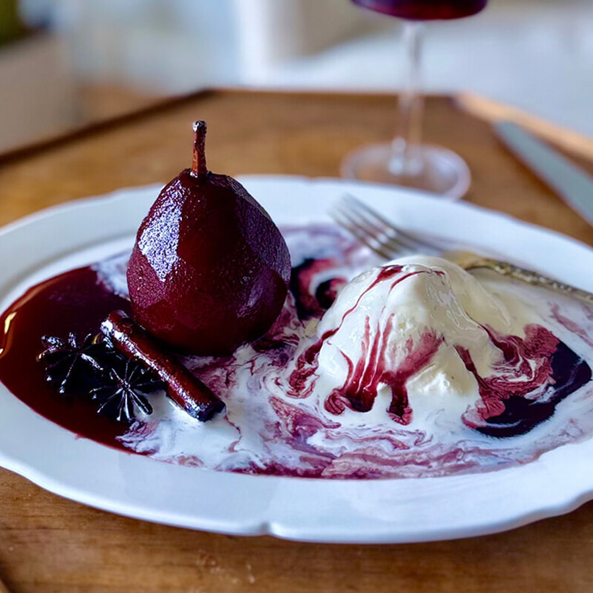 冬のデザート、洋梨のコンポート・バニラアイス添え。