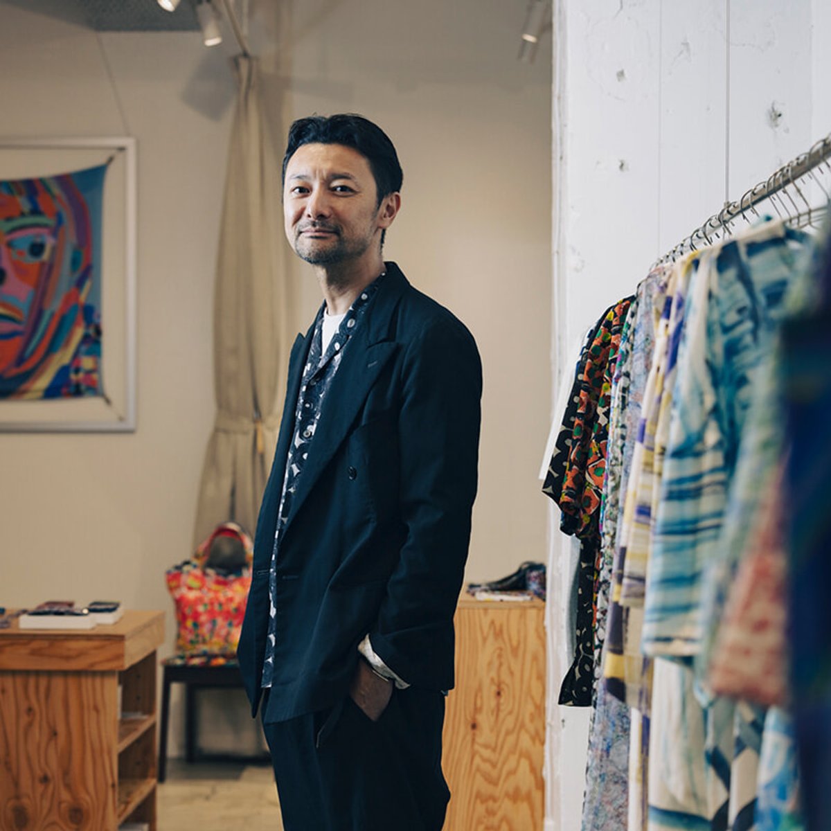 手の中のレザー小物をアートで彩る、ヘラルボニーの挑戦。