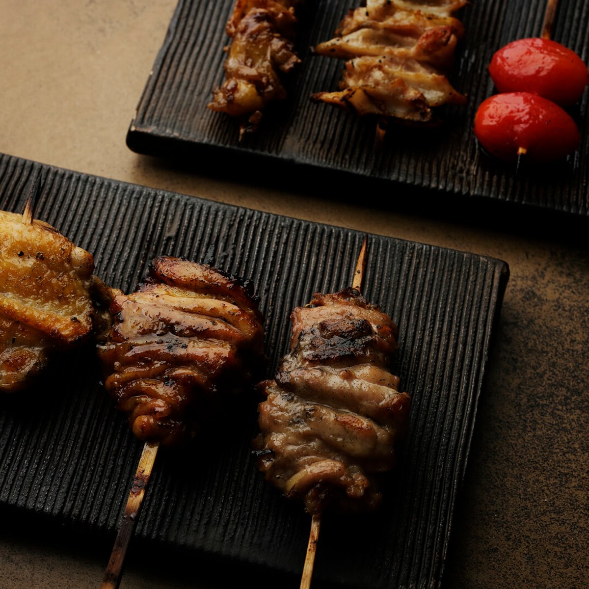 【焼き鳥ランチ】子連れの来店も歓迎！ 麻布台ヒルズ「鳥おか」で炭火の味わいを堪能しよう。