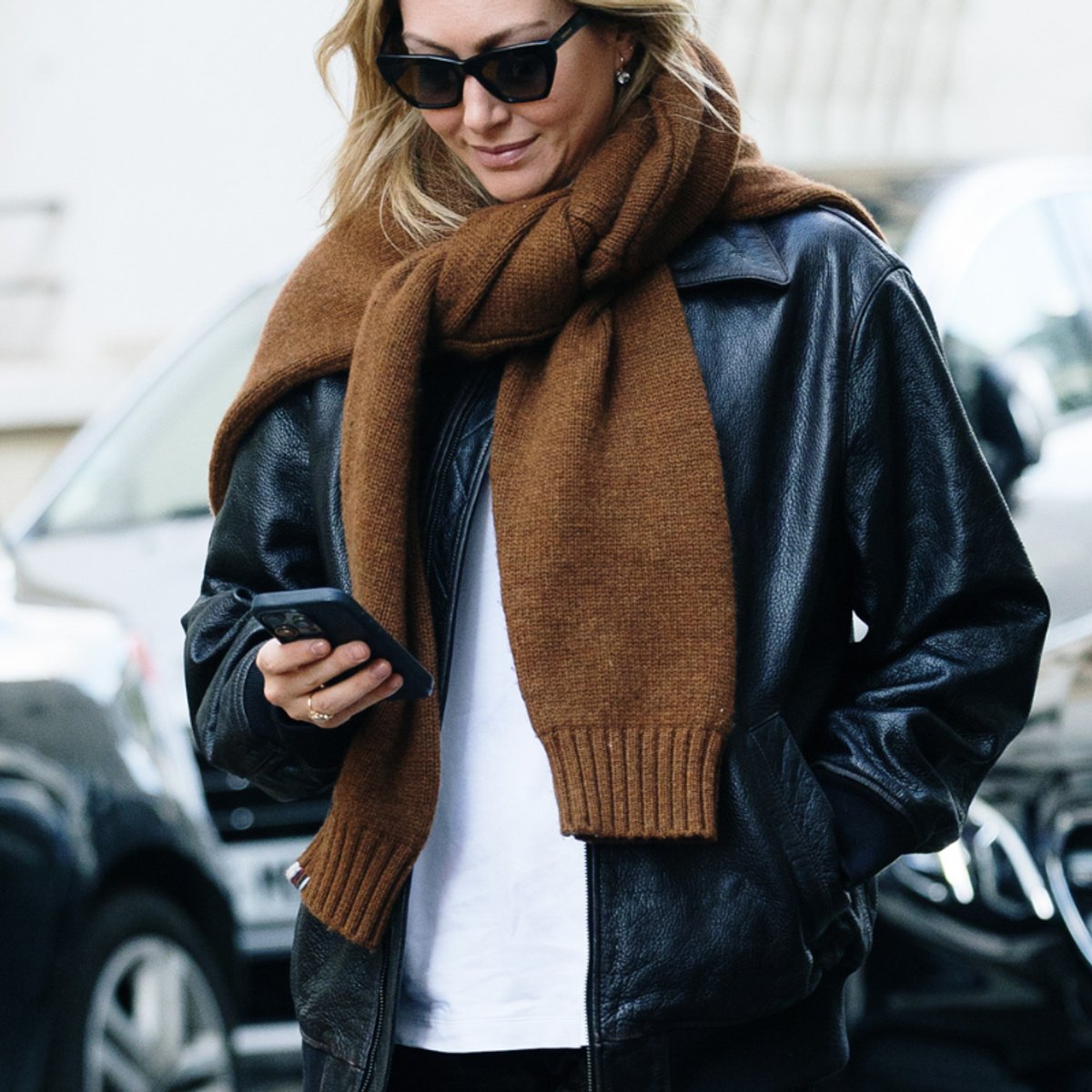 今年の冬は、アウターの上に重ねる「肩掛けニット」がブームの兆し。