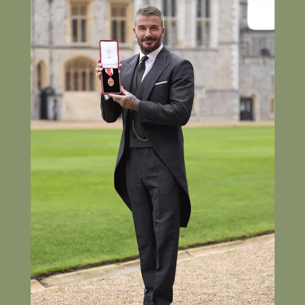 妻・ヴィクトリアも関わった一着の秘密とは？ デビッド・ベッカムがナイトの称号授与式で着用したスーツが話題に！