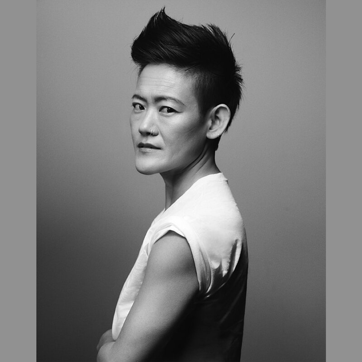 「失敗を消化する物語」アヤ・オガワによる舞台『鼻血―TheNosebleed―』、新国立劇場海外招聘公演として上演。