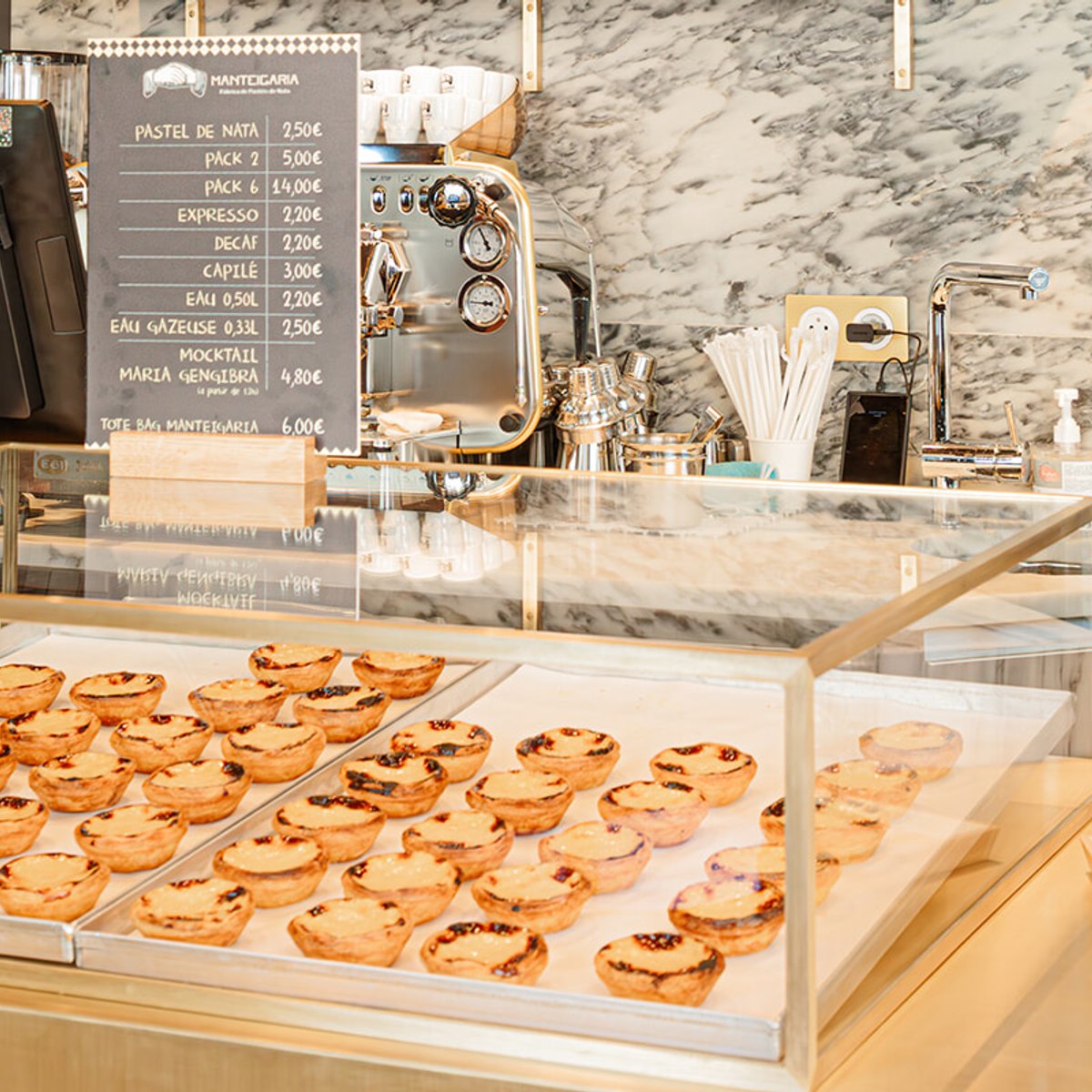 世界一のエッグタルトも味わえる、オペラ大通りのカフェ「デルタ」。